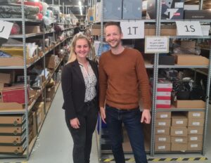 Sharissa van Jobner en Stan van Etrias samen op de foto in het warehouse.