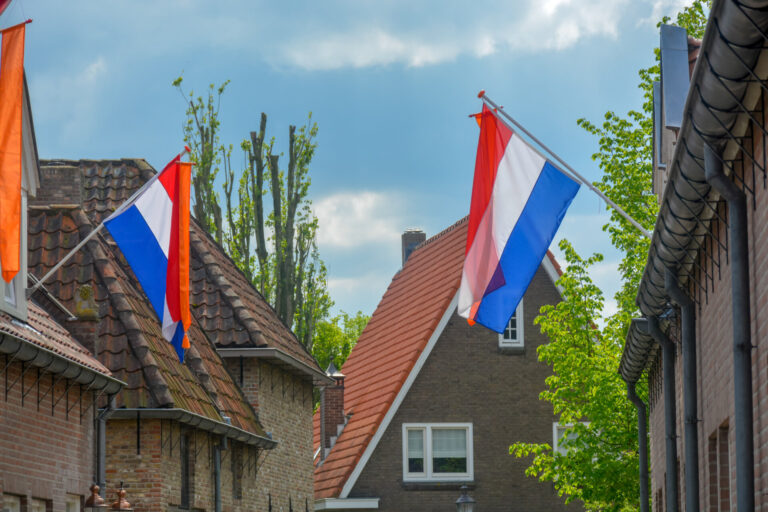 Stockfoto Nederlandse vlaggen, verkregen van Adobe Stock.