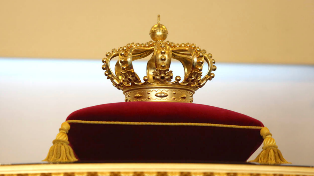 Uitgelichte afbeelding blog Prinsjesdag 2021. Afbeelding van een goede kroon op een rood fluwelen kussentje.